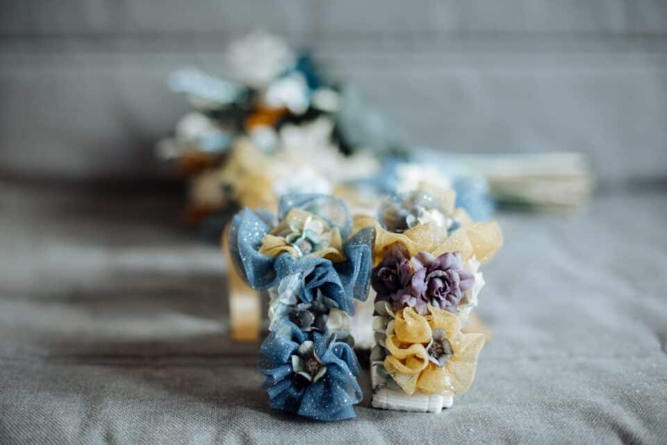 Collar micropana blanco con tul y flores en amarillo y azul - 01