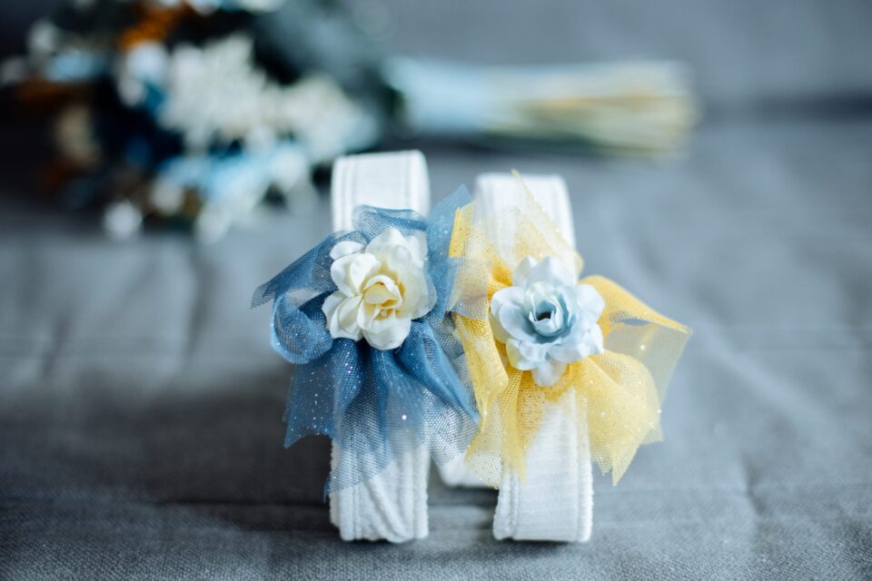 Collar micropana blanco con tul y flores en amarillo y azul - 04